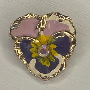 Vintage flower brooch/pin